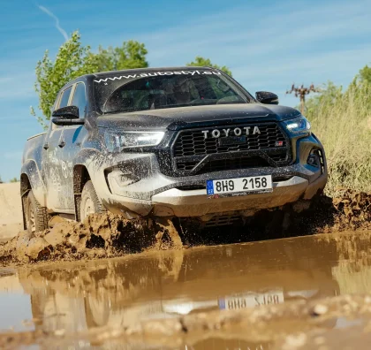 Toyota Hilux v terénní sekci