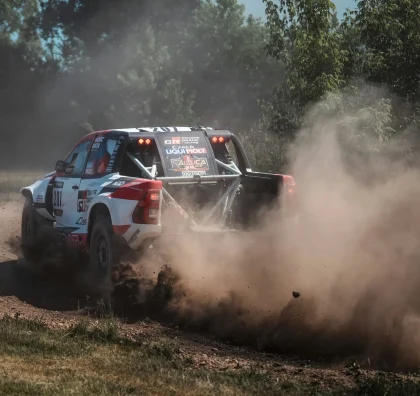Závodní Toyota Hilux v prachové stopě