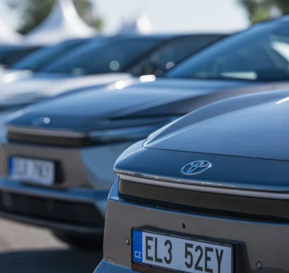 Řada vozů Toyota připravená k testovacím jízdám