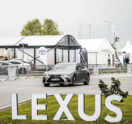 Prostorový nápis Lexus u vstupu do areálu