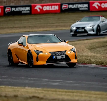 Lexus LC na závodním okruhu