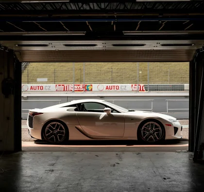 Lexus LFA v boxu závodního okruhu