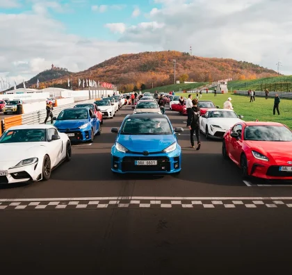 Vozy Toyota GR na startovním roštu