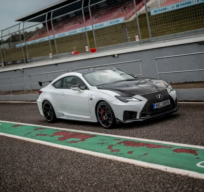 Lexus RC F na závodním okruhu