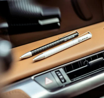 Psací sada Lexus v interiéru vozu