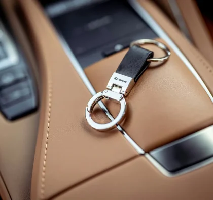 Kožený přívěsek na klíče Lexus