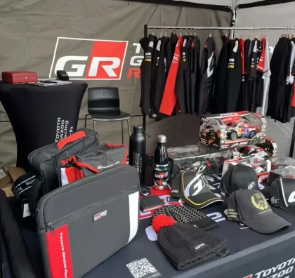 Stánek s merchandisingem Toyota Gazoo Racing