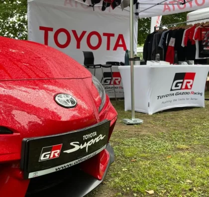 Toyota GR Supra u stánku s firemními dárky