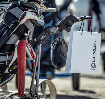Golfové vybavení s brandingem Lexus