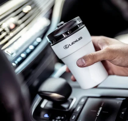 Termohrnek Lexus v interiéru vozu