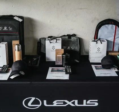 Dárkové sady Lexus na prezentačním stole