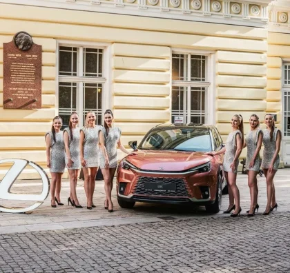 Hostesky u vozu Lexus před historickou budovou