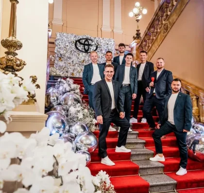 Tým promotérů na slavnostním schodišti