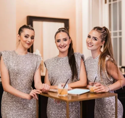 Hostesky u registračního pultu