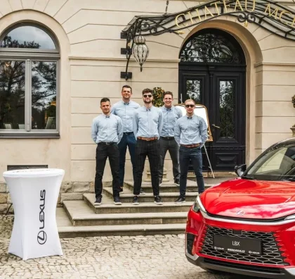 Tým promotérů u vozu Lexus