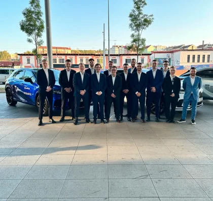 Tým promotérů u vozů Lexus