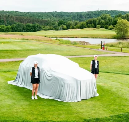 Zahalený vůz připravený k odhalení na golfovém hřišti
