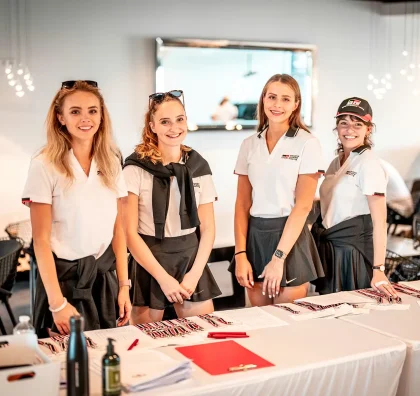 Hostesky u prezentačního stolu