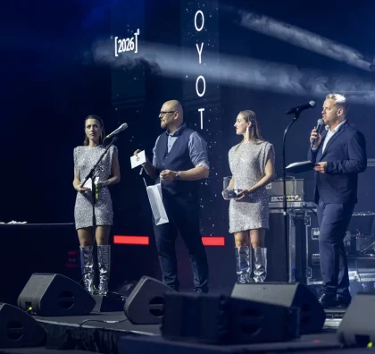 Hostesky asistují při moderování na pódiu