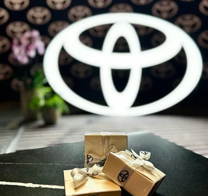 Dárkové balíčky před svítícím logem Toyota