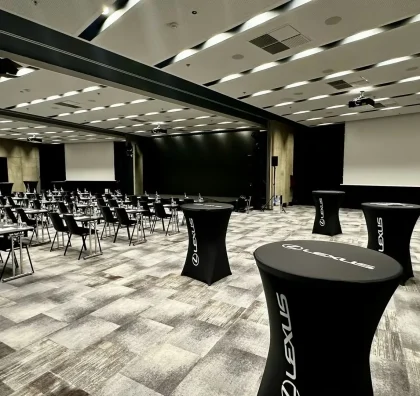 Připravený konferenční sál s brandingem Lexus