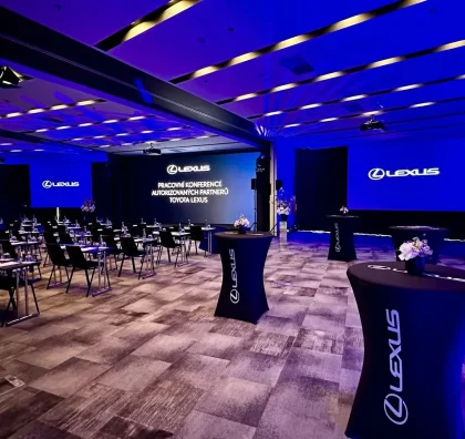 Konferenční sál Lexus v modrém nasvícení