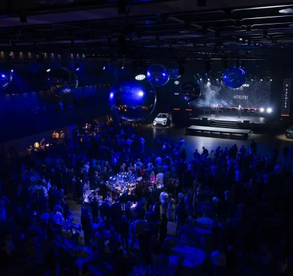 Účastníci konference v zaplněném sále