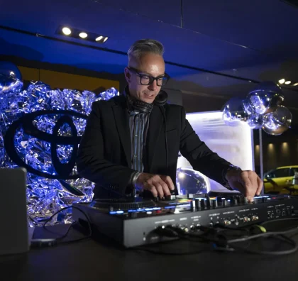 DJ na večerním programu konference