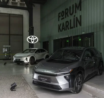 Vůz Toyota bZ4X před Forum Karlín