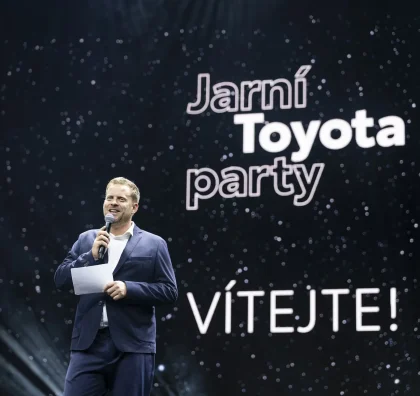 Moderátor zahajuje Jarní Toyota party