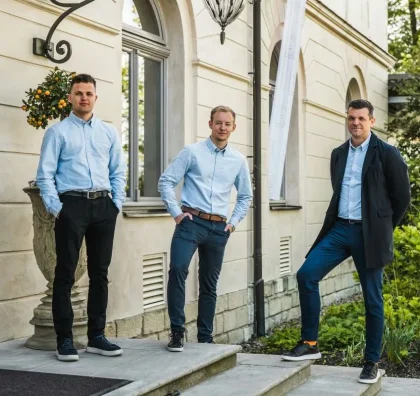Organizátoři akce před konferenčním sídlem