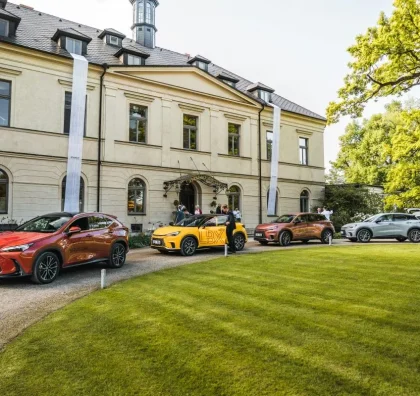 Vozy Lexus před zámeckým sídlem