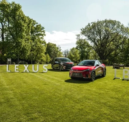 Vůz Lexus na trávníku u konferenčního areálu