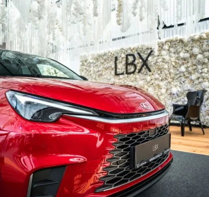 Lexus LBX vystavený v historickém sále