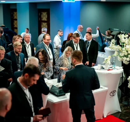 Hosté konference u prezentačních stolků
