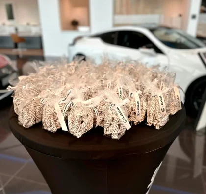 Připravené dárky pro hosty v showroomu