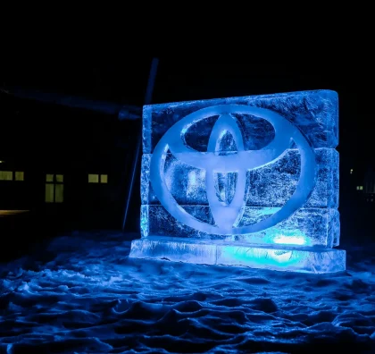 Ledová socha s logem Toyota