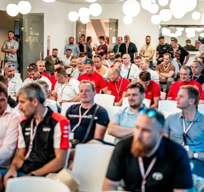 Účastníci konference sledují prezentaci