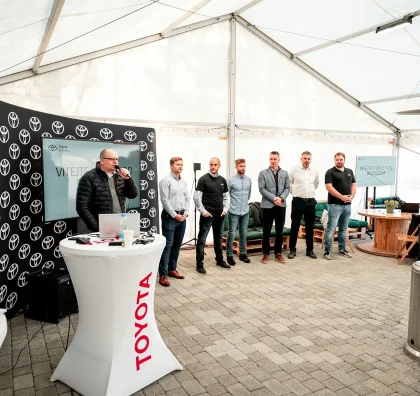 Prezentace ve stanovém zázemí Toyota