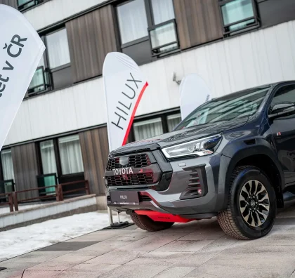 Toyota Hilux u vlajek k 30 letům Toyoty v ČR