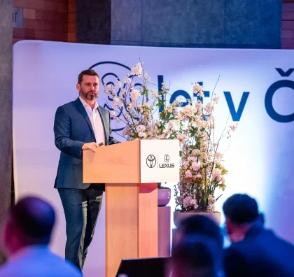 Řečník na konferenci k 30. výročí Toyoty v ČR