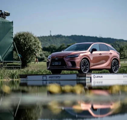Reklamní plocha Lexus u vodní plochy