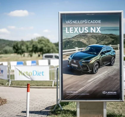 Reklamní panel Lexus NX na golfovém hřišti