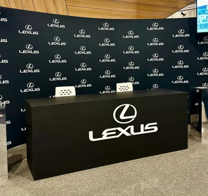 Prezentační pult a backdrop Lexus