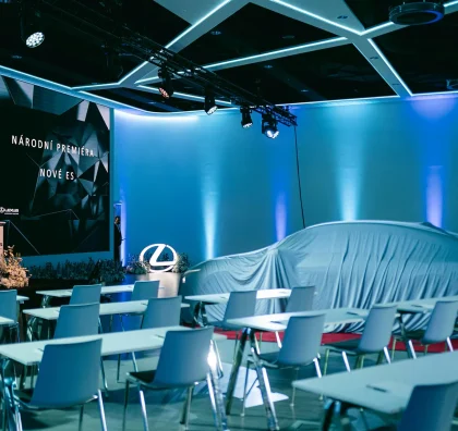 Sál připravený na odhalení novinky Lexus