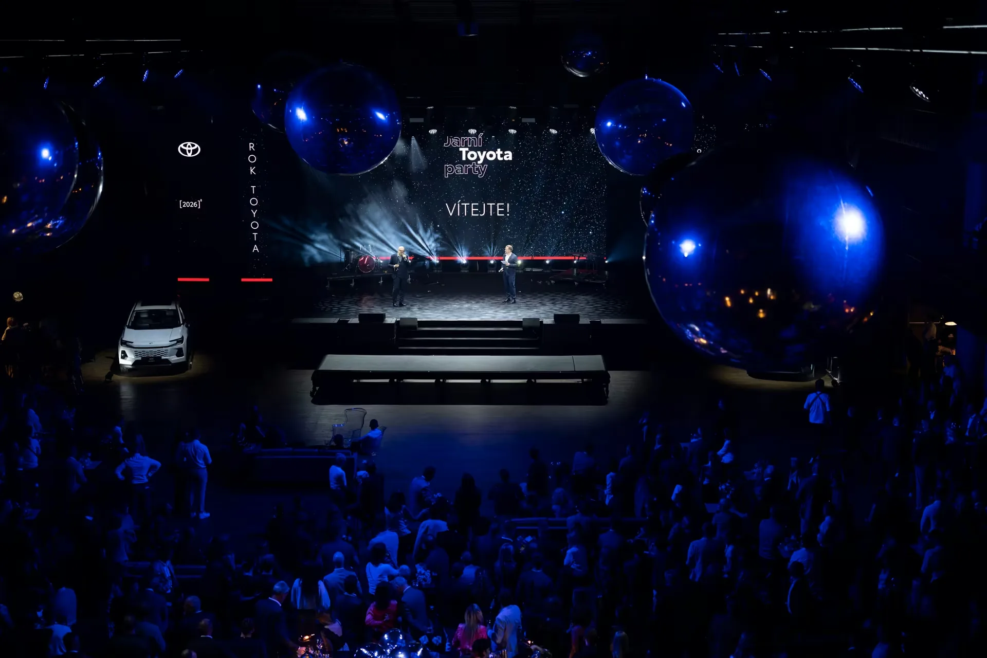 Jarní Toyota party v nasvíceném sále