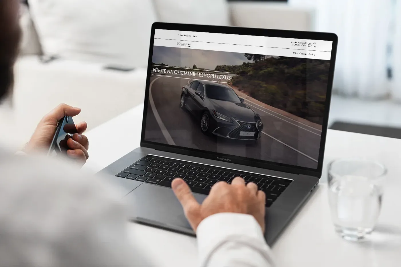 Notebook s otevřeným e-shopem Lexus