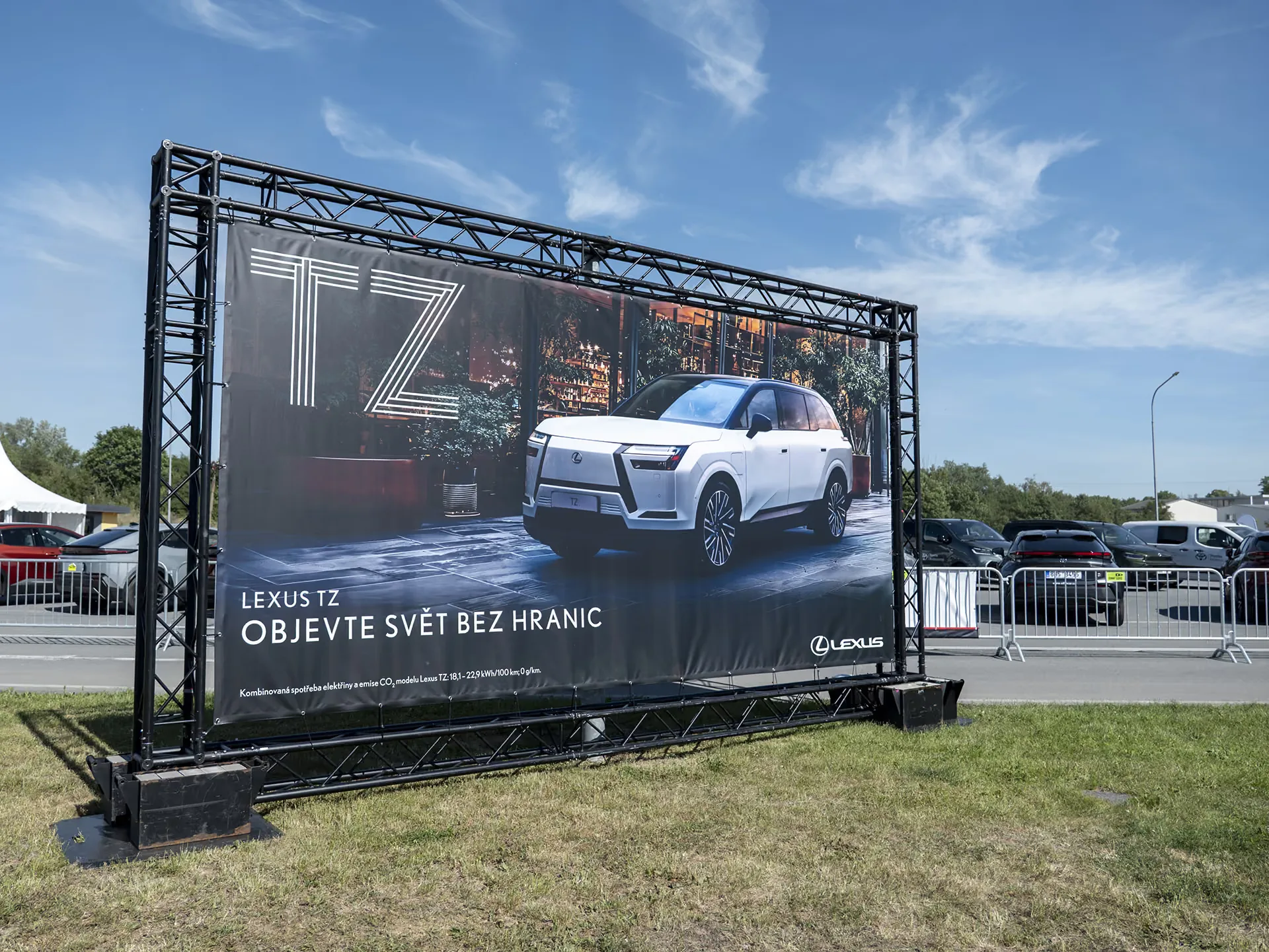 Velkoplošný banner s reklamou na Lexus TZ na venkovní akci