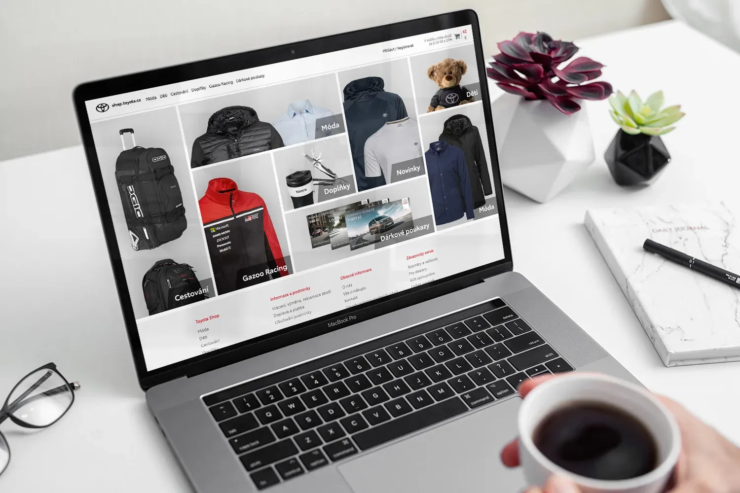 Notebook s otevřeným e-shopem Toyota