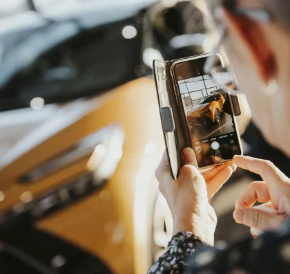 Návštěvník fotí vůz Toyota na roadshow
